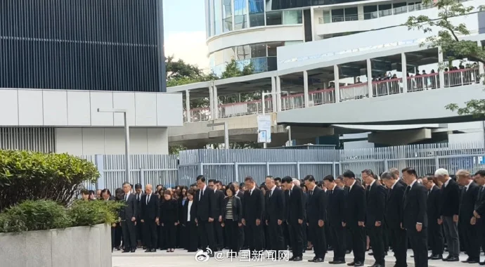 李家超等悼念火灾遇难者，全港下半旗