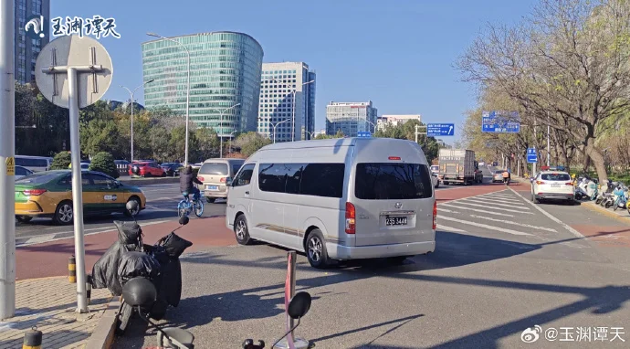 日本外务省官员离开中国外交部