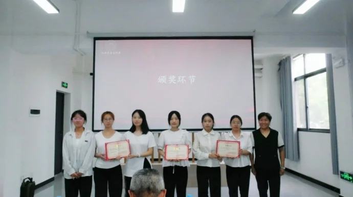 李海红给三等奖小组颁奖