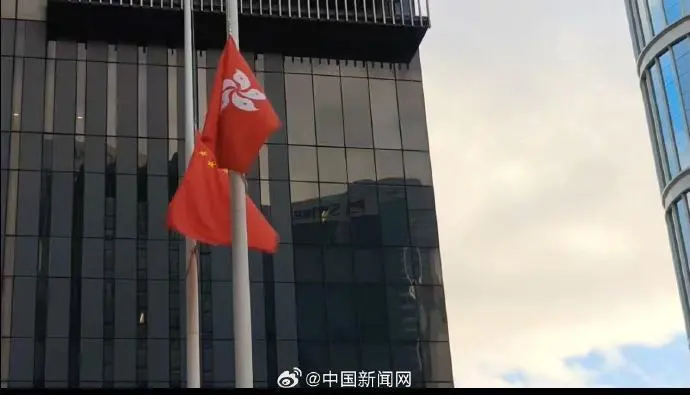 李家超等悼念火灾遇难者，全港下半旗