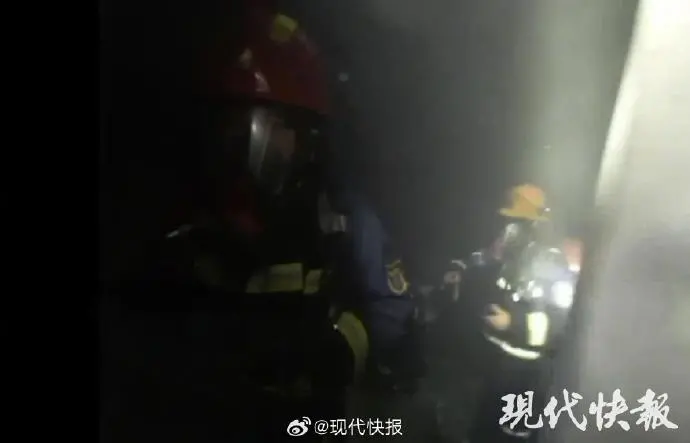 连云港消防回应火灾母女坠楼：为什么没立即救人？为什么没铺气垫架云梯？