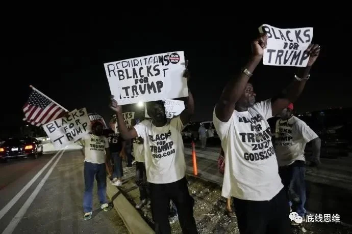 一批非裔支持者在海湖庄园附近声援特朗普。图自美联社