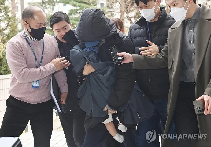 威胁李善均的女室长抱孩子出席庭审 此前向李善均勒索数千万韩元