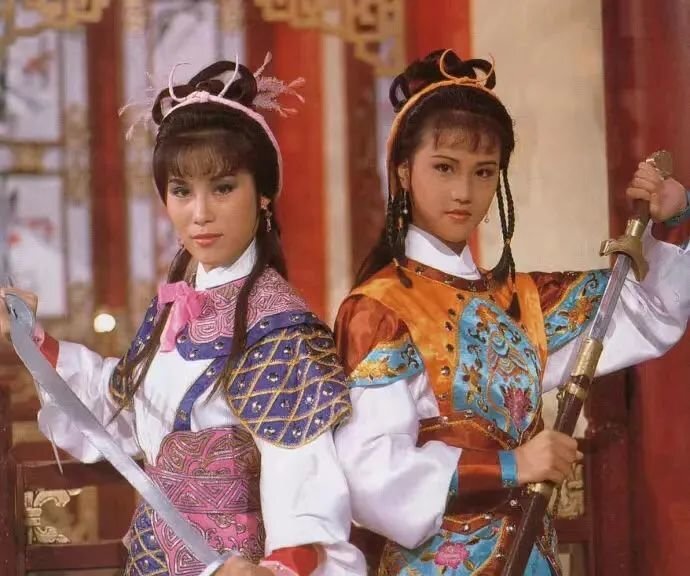 1985年电视剧《杨家将》 八妹（杨盼盼 饰）与九妹（周海媚 饰）剧照