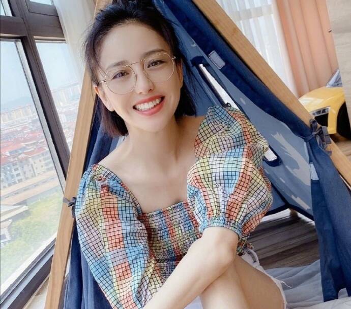 37岁佟丽娅穿热裤秀身材,家中豪宅内景曝光,超大落地窗俯瞰美景