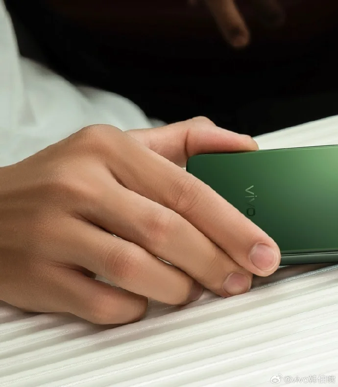 vivo X Fold5绿色真机曝光，与豪车同款颜色？