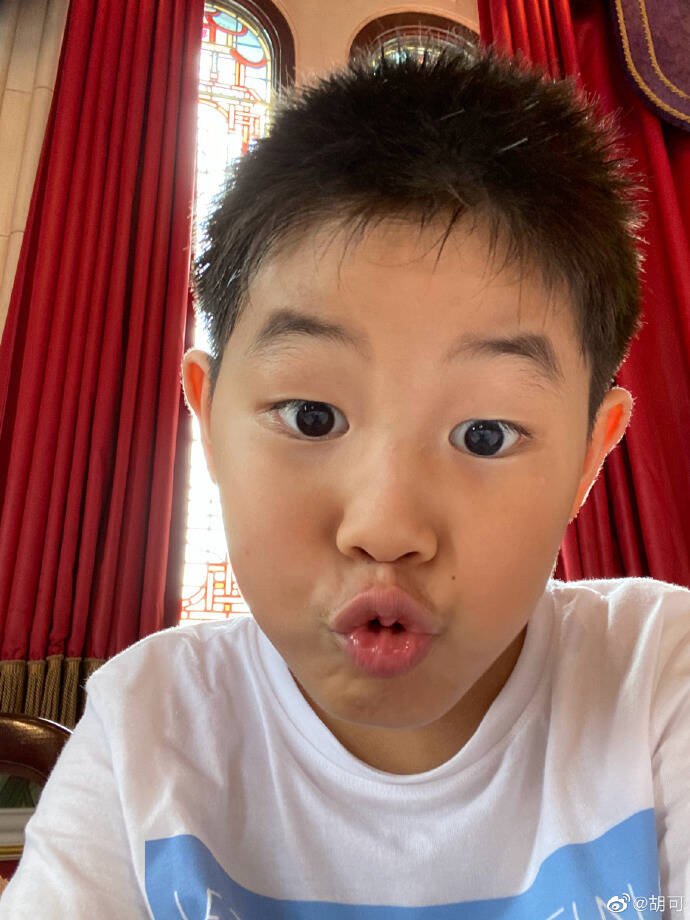 胡可晒儿子搞怪自拍6岁小鱼儿圆润壮实变化大皮肤黝黑超像爹