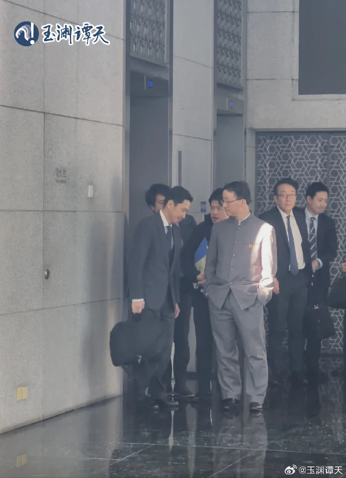 日本外务省官员离开中国外交部