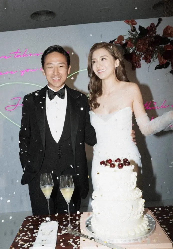 吴千语与施伯雄婚后首次合体直播 透露明年8月在意大利举行正式婚礼