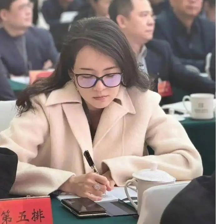 章子怡素颜亮相文联会议，竟与汪峰女友森林北“撞脸”？网友炸锅