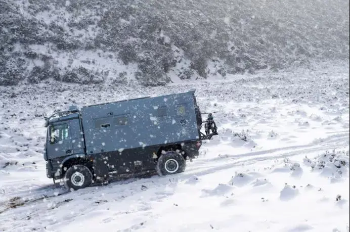 “北国风光无限美，傲雪峥嵘玉琼枝”开着越野