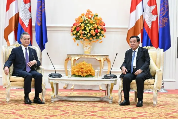 柬埔寨首相洪森会见王毅