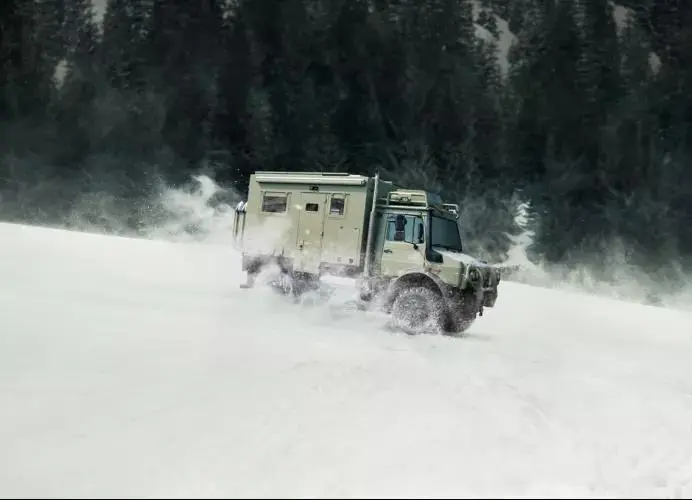 “北国风光无限美，傲雪峥嵘玉琼枝”开着越野