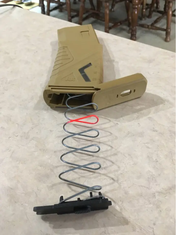 △ 拆开的弹匣。