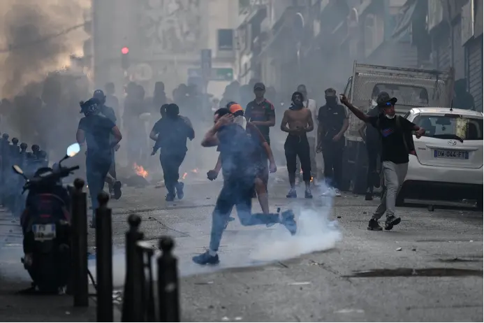 2023年6月30日，在法国南部城市马赛，抗议者与警察对峙。图：新华社/法新