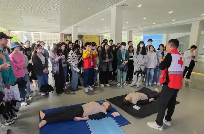 陶瓷大学：毕业设计展关注红十字生命健康主题