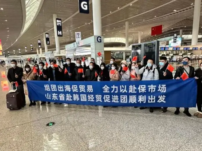 去年12月，山东省赴韩国经贸促进团从青岛胶东国际机场出发，另有24家企业代表从这里飞往日本。图自半岛都市报