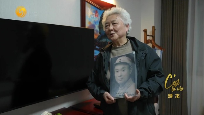 1917年张勋力主溥仪复辟,冯玉祥的部队直接开到景山,把大炮对准了紫禁城
