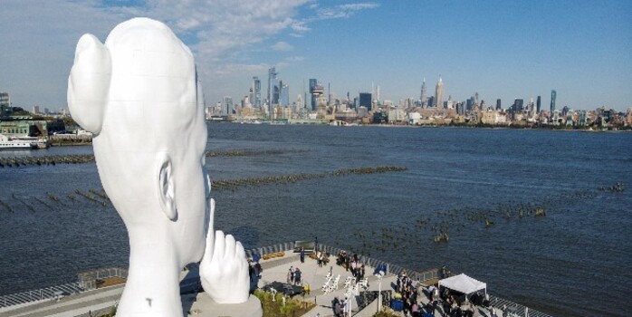 美国巨型雕塑揭幕 手指放在嘴唇上仿佛在说"嘘"