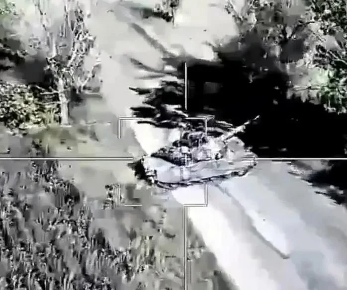 俄军发布的无人机打击乌军坦克画面