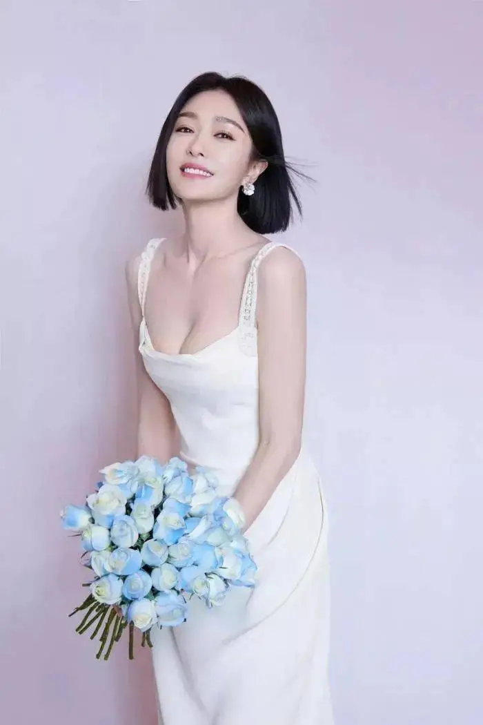 44岁冻龄女神的她，活成了多少人心目中的白月光！