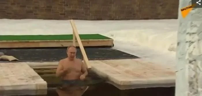 当地时间2021年1月19日，俄罗斯东正教主显节，俄总统普京按习俗步入冰水池中浸洗。图片来源：俄罗斯卫星通讯社报道截图