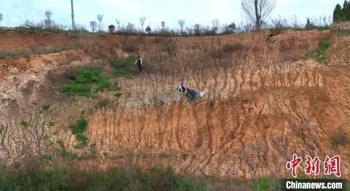 图为杜村遗址不同地层发现石器。陕西省文物局供图