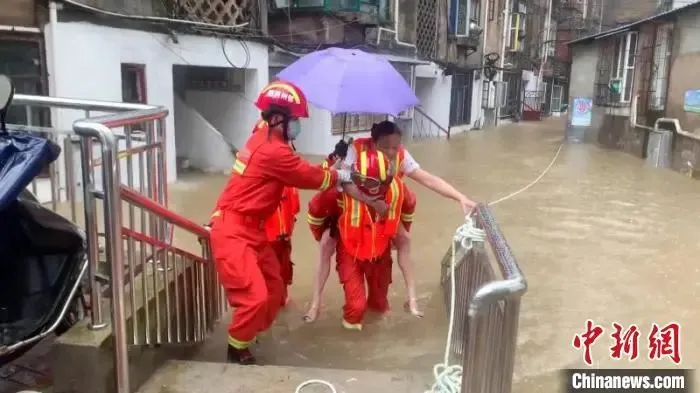 今年的雨有多大？26省份现洪涝灾害，高考受影响-今年雨水太多了英语