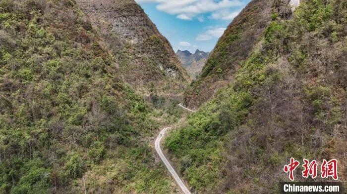 图为覃晓回家的山路。　邢星 摄