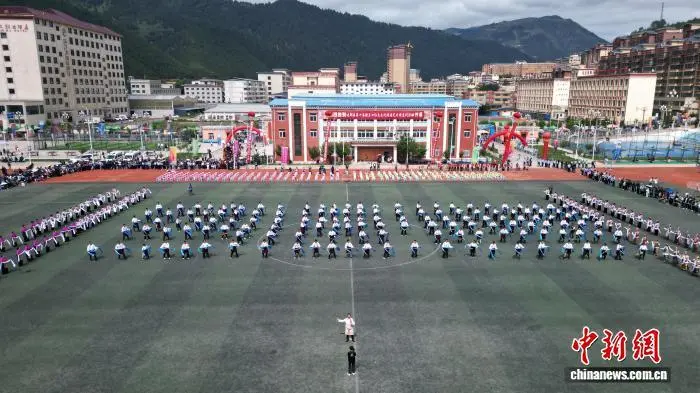 图为开幕式现场(无人机照片)中新社记者 九美旦增 摄