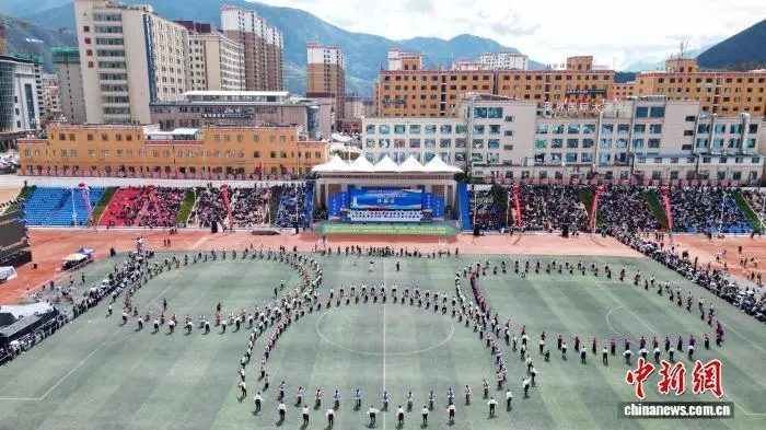图为开幕式现场(无人机照片)中新社记者 九美旦增 摄
