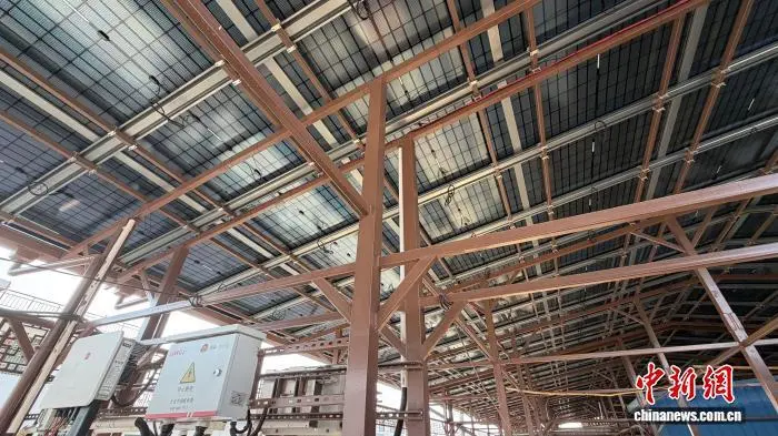 图为西安市蓝田县三里镇秦家寨村一村民屋顶铺设的光伏板。 李一璠 摄