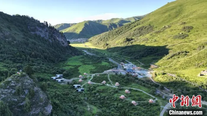 2025年7月10日，图为航拍下的则岔石林景区，景区内草原上特色民宿泡泡屋星罗棋布点缀其间。九美旦增　摄