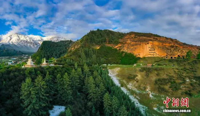 2025年8月,甘肃省张掖市肃南县马蹄寺石窟群航拍图。(肃南县官方供图)