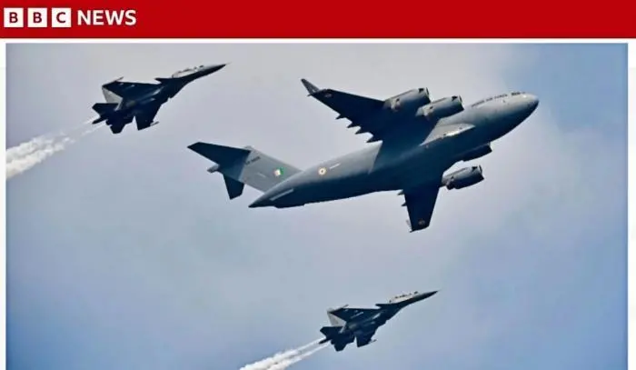 印军战斗机伴随运输机飞行。图/英国广播公司网站报道