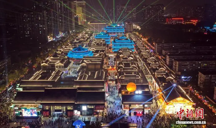 10月7日晚，航拍河北省邯郸市邯郸道历史文化街区。(无人机照片)中新社发 贾啸宇 摄