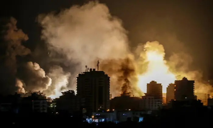 当地时间9日，以色列空袭加沙城后，当地升起浓烟 图源：英国《卫报》