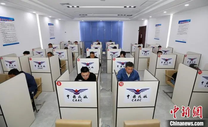 图为考生参加无人机驾驶员执照考试理论考试。陈康 摄