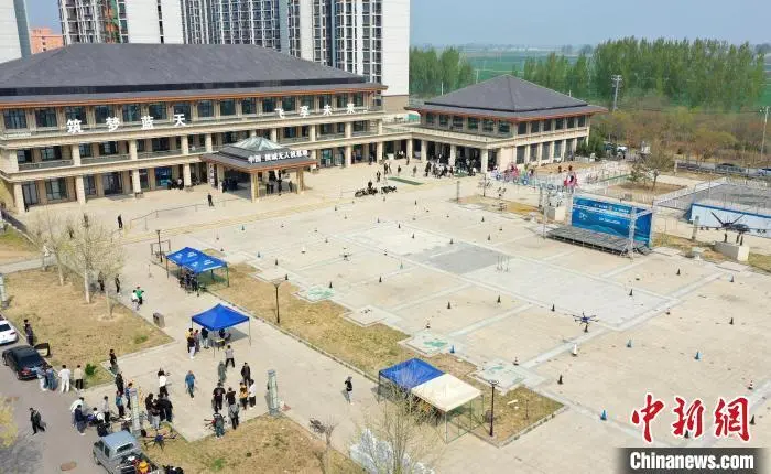 图为考生参加无人机驾驶员执照考试实践考试。(无人机照片)陈康 摄