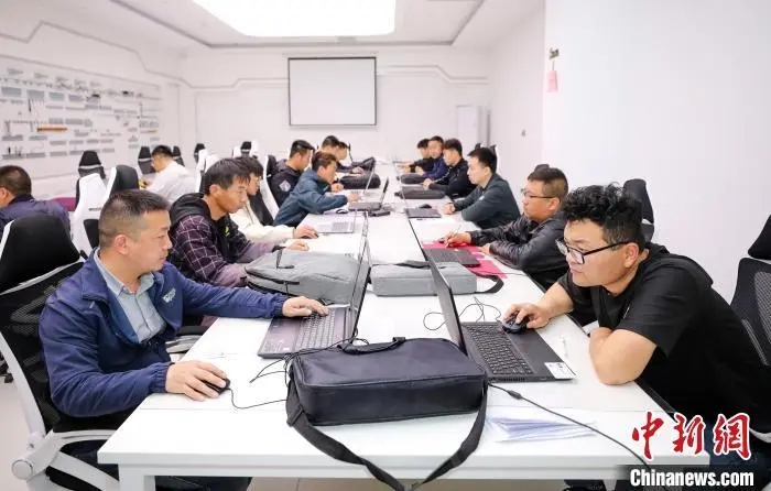 图为考生参加无人机驾驶员执照考试地面站考试。陈康 摄