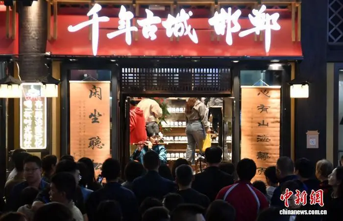 10月7日晚，在河北省邯郸市邯郸道历史文化街区，游人如织。中新社记者 韩冰 摄
