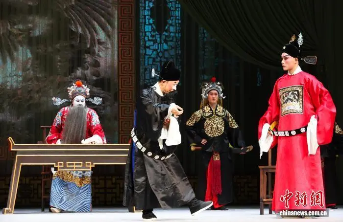 图为演出现场。中新社记者 刘占昆 摄