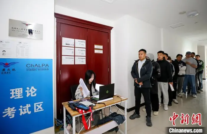 图为考生等待参加无人机驾驶员执照考试理论考试。陈康 摄