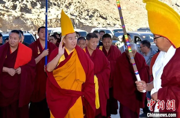 11月20日，班禅抵达日喀则南木林县拉定寺。 中新社记者 李林 摄