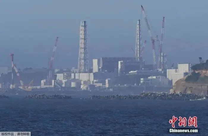 8月24日，从日本福岛县浪江町远眺因海啸受损的福岛第一核电站。据报道，北京时间8月24日12时左右，日本正式开始将福岛第一核电站的核污染水排放至太平洋。