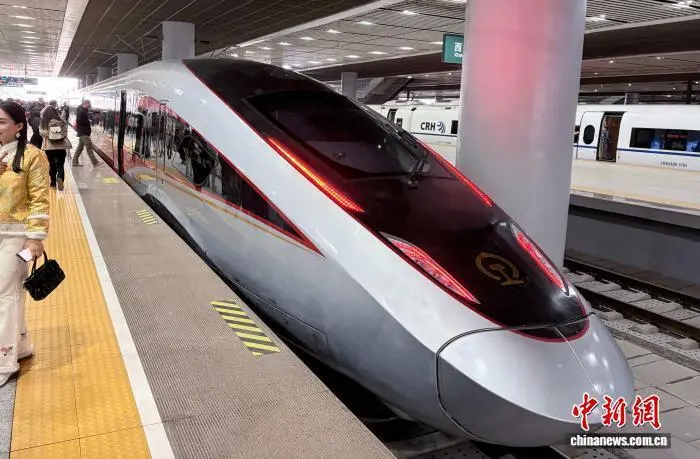 图为西延高铁首发列车。　梅镱泷 摄