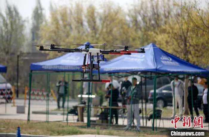 图为考生参加无人机驾驶员执照考试实践考试。陈康 摄