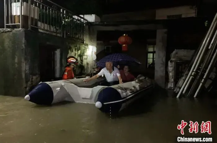 今年的雨有多大？26省份现洪涝灾害，高考受影响-今年雨水太多了英语