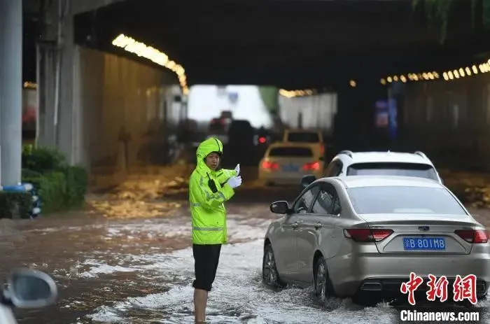 今年的雨有多大？26省份现洪涝灾害，高考受影响-今年雨水太多了英语