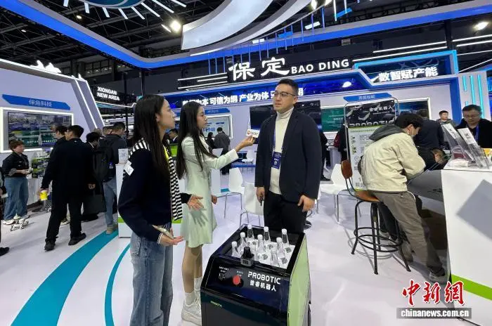 10月19日，中国数博会上，普睿机器人(河北)有限公司展厅。王玉辉 摄